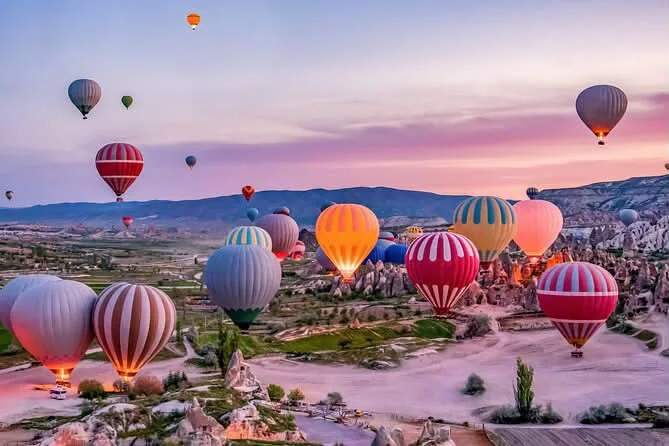 Globos aerostáticos sobre Capadocia al amanecer