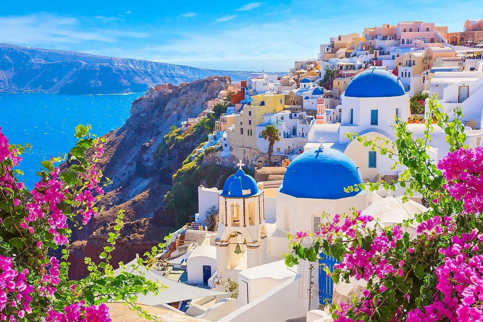 Casas blancas y cúpulas azules de Santorini